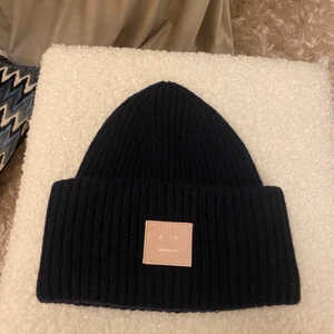 Acne mössa  - Säljer denna jättefina acne mössan, knappt använd❣️ nypris ca 1300 kom med bud:) Högsta bud: 450 kr köp direkt 500kr ❣️