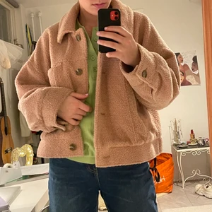 Teddyjacka - Mysig teddyjacka, stl l men passar allt mellan s och xs beroende på hur man vill att den ska sitta