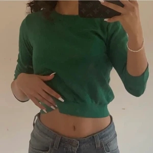 kort grön tröja  - (bild från förra ägaren) en kortare grön variant i väldigt bekvämt material💚