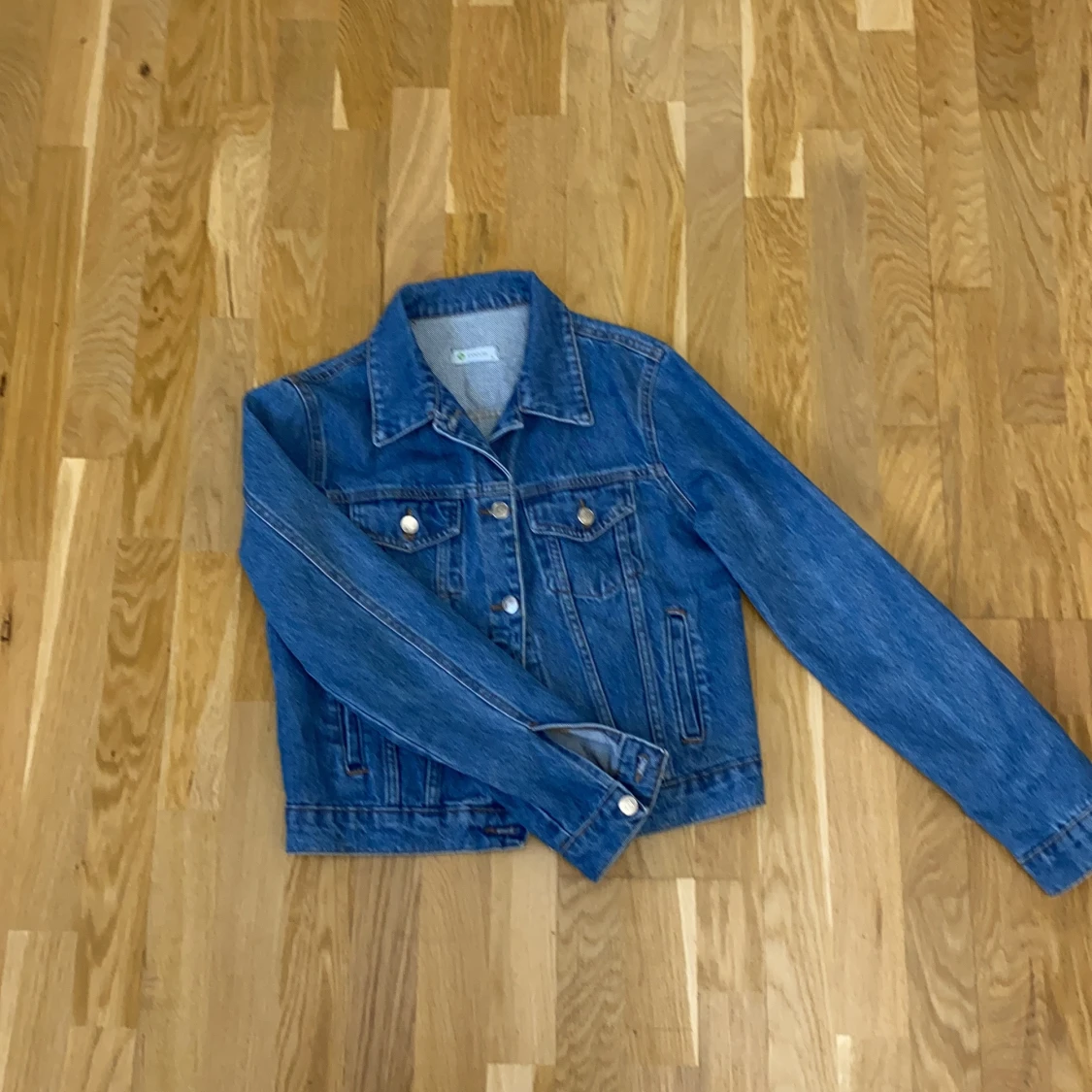 Jeansjacka i blå färg storlek M - 90