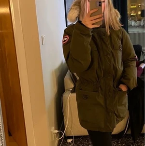 Canada goose jacka - Canada goose jacka i superfint skick med äkta päls, knappt använd! storlek M men passar även S då den är justerbar i midjan. Skriv gärna om du vill se mer bilder på jackan. betalning sker via swish o frakten ingår i priset. 
