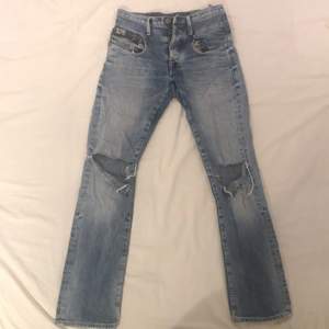 Ett par riktigt fina vintage G-Star Jeans från tidigt 2000-tal. Säljes inte längre överhuvudtaget och har många fina detaljer som dagens RAW-jeans ej har. Kvinnomodell från början - men jag rev upp knäna och kunde använda dem utan problem som kille. 😄