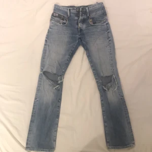 Vintage G-Star Originals RAW - Ett par riktigt fina vintage G-Star Jeans från tidigt 2000-tal. Säljes inte längre överhuvudtaget och har många fina detaljer som dagens RAW-jeans ej har. Kvinnomodell från början - men jag rev upp knäna och kunde använda dem utan problem som kille. 😄