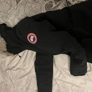 Säljer min canada goose pga för stor stl. Den är använd endast en vinter och är typ helt ny. Det är stl xxs på den. Skriv gärna för fler bilder. Det finns även en i xs som är min systers i samma skick osv. Ordinarie pris 10 200kr, Pris kan diskuteras!💕