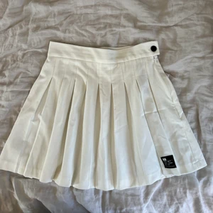 Tenniskjol - Fin tenniskjol som blivit för stor://! Knappt använd. Säljer en i svart också!