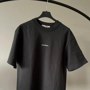 Acne Studios Tshirt - Acne studios tshirt ,svart/mörkblå, i väldigt bra skick. Skönt lite tjockare material vilket ger en fin passform! Inga fläckar, hål eller andra flaws. Storlek M men passar både större och mindre beroende på hur man vill att den ska sitta! 