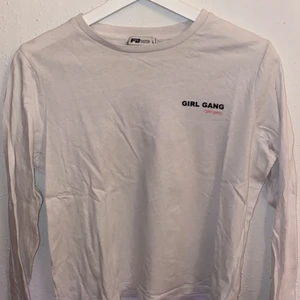 Tröja - En vit tröja med tryck både fram och bak, säljer för att den inte kommer till användning, bra skick