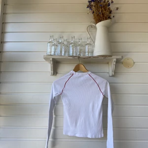 Brandy Melville tröja, onesize - Vit långärmad tröja från Brandy Melville. Knappt använd. Den är onesize men skulle själv säga att det är en XS. 