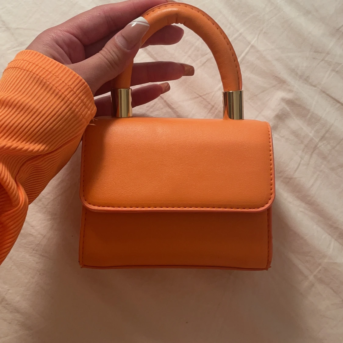En mini bag i orange  - 91