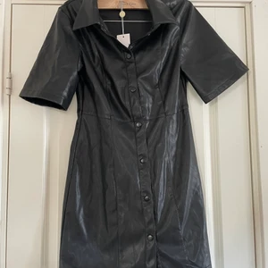 Rut & virvel klänning - Pu läder klänning i storlek S med lapparna kvar, aldrig använd