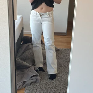 arrow low straight jeans vita - De perfekta low rise jeansen från weekday, vita i storlek 25x30. 💗                                                        Säljer då det är något små i midjan, bra i längden för mig som är ca 155 cm. 💕                                        Köpta för 500 kr på weekdays hemsida.                          Fraktas spårbart med postnord!