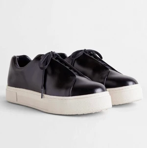 Eytys skor - Säljer nu min skit snygga Eytys skor i modellen DOJA BLACK LEATHER i storlek 38. Använda men väldigt bra skick förutom en liten fläck som man inte tänker på. Perfekta nu till våren och sommaren. Köpta för 1600 men säljer för ändast 800!!💕💕 jag har även påsen och lådan till!! DM för fler bilder!