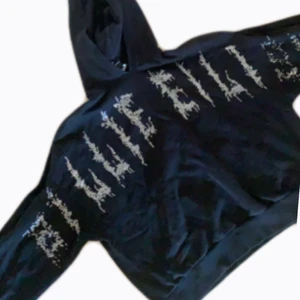 rhinestones hoodie  - en jättefin rhinestone hoodie som står ”billie eilish” på! 💗