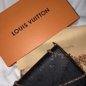 Svart Louis Vuitton väska med guldkedja/ detaljer. Använd men i fint skick! För mer information skicka meddelande.