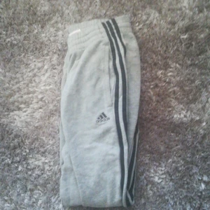 Säljer Adidas byxor - Lägger upp dom igen. Endast seriösa köpare hör av sig!!! Säljer Adidas mjuks byxor pga att dom är försmå för mig nu. Priset ligger runt 100kr. Köparen står för frakten som är 50kr 
