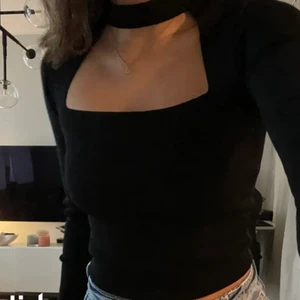 Zara topp - (första bilden är lånad) Säljer den här trendiga snygga toppen ifrån zara, endast använd en gång. Den är i storlek S och är även stretchig, beror på hur man vill att den sitter. Toppen är slutsåld så kommer starta priset på 200kr, om många är intresserade kanske jag startar en budgivning💕KÖPAREN står för frakt. Vid många intresserade startar jag en budgivning.
