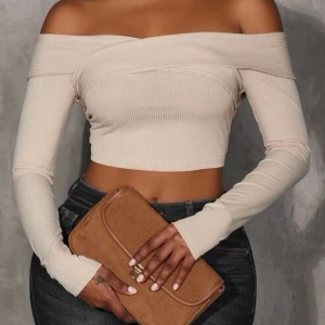 Off shoulder tröja - Säljer min beige off shoulder tröja. Säljer den eftersom den inte passade mig och va inte riktigt min still,den är inte heller använd utan beställde denna o har endast provat den då den kom i paketet.