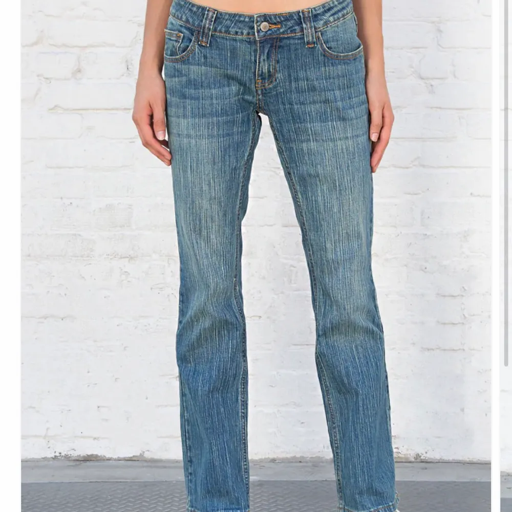 Säljer mina supersnygga lågmidjade jeans från Brandy Melville då de tyvärr är för stora för mig. De är i storlek M och skulle säga att de passar W28-31 eller nån med lite större 🍑 än mig :) De är lite insydda i midjan men går enkelt att sprätta upp för den som vill. Seriösa köpare endast! Först till kvarn 🥰. Jeans & Byxor.