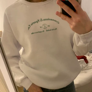 Vit tröja från shein med grönt tryck! - Oversize vit tröja från shein med grönt tryck på bröstet. Materialet är otroligt skönt och passformen är perfekt. Säljer pga att den inte används. 30kr +frakt💕