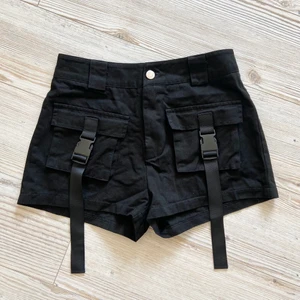 Coola cargoshorts ⛓🖤 - Säljer dessa sjukt coola cargoshortsen 🔥 Köpta på Plick (andra bilden är tidigare säljarens) men har tyvärr inte kommit till användning. Köpta för 160kr och säljer vidare för 100kr 🖤 