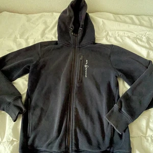 Sail racing kofta!  - Sailracing kofta. Mörk blå, eftersom den tvättas så har färgen blivit ljusare en vad den igentligen skulle! Inga skador bara att jag har sytt eftersom det var ett hål!☺️ billigt pris. Helst mötas upp i malmö men annars betalar ni summan av frakt!