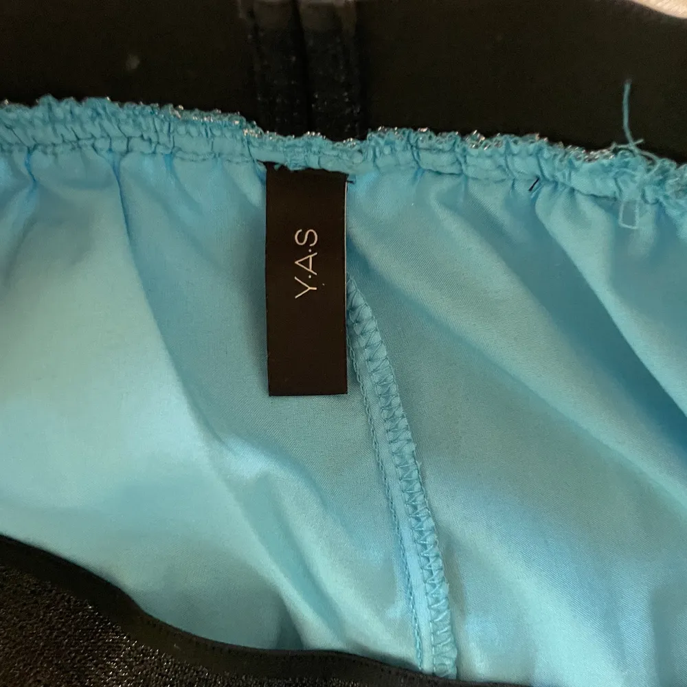Medellång kjol, köpt från Zalando, storlek M, använd 1 gång. . Kjolar.