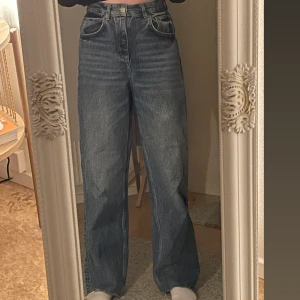 Straightleg jeans - Jeans från Pull & Bear. Bra skick. Köparen står för frakt på 66 kr. 