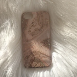 Skal från glitter  - Ett fint skal från glitter till iPhone 6/7/8.💘 inte används så mycket pågrund av ny mobil. Skalet är i väldigt bra skick!⭐️