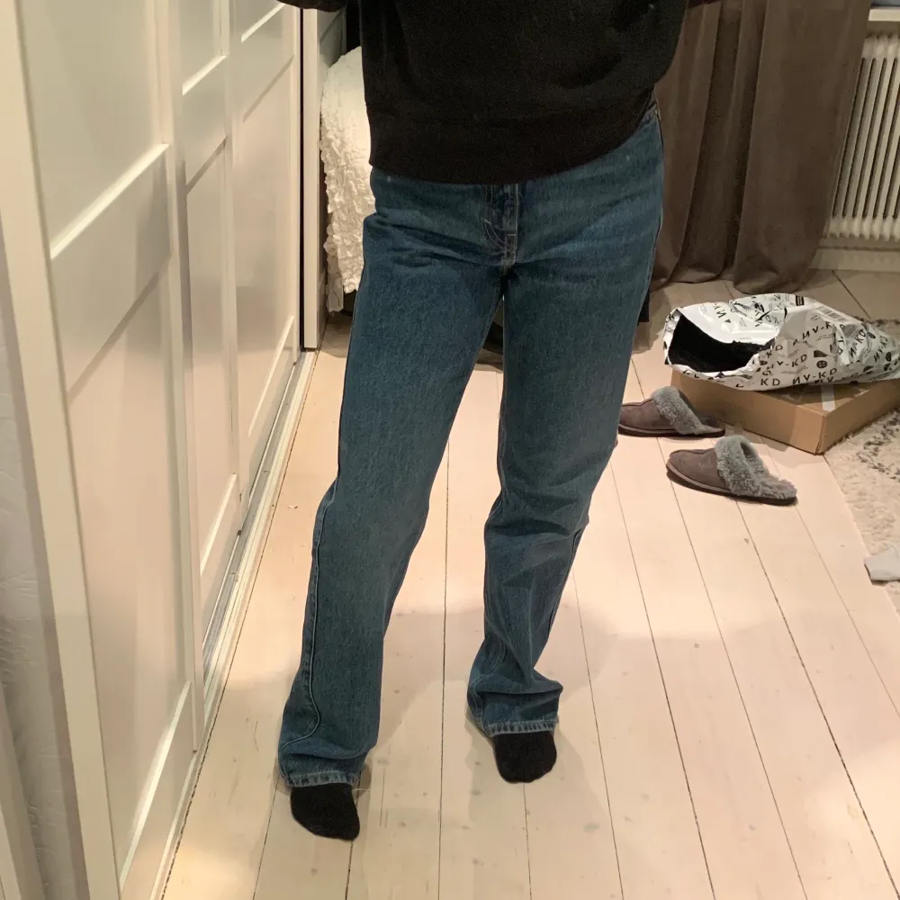 Jättefina Weekday jeans! Modellen ROWE! Andvända ett fåtal gånger! . Jeans & Byxor.