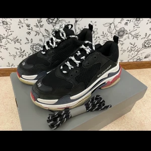 39 - Säljer dessa fina balenciga skor, använt bara en gång.. För pris/bilder och info skriv gärna i DM 😊