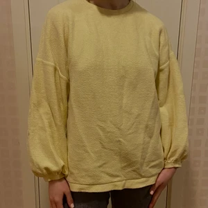 Mysig pullover - supermysig pullover jag köpte från sellpy i tron om att den var vit men den är ljusgul! oversize på mig som har storlek S