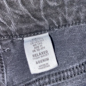 Svarta jeans  - High waist jeans 1 år Gammla andvänt ca 4 gånger 