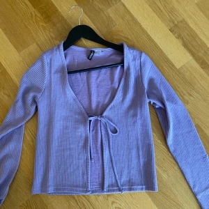 Söt lila kofta  - Lila kofta från hm, använd 1 gång! 