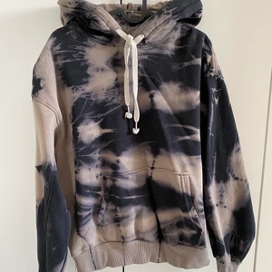 Hoodie - Fin hoodie i liknande bartik. Fint skick. Storlek L men liten i storleken, därav jag angett M. Köparen står för frakt. 