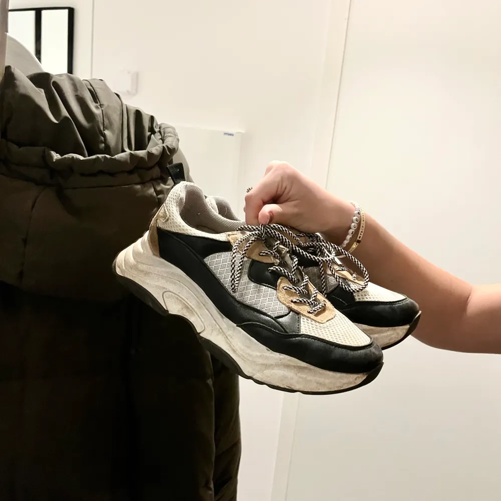 Chunky sneakers från K Cobler // storlek 39 // köpta för ca 1000 kr // använda men väl behållna! 💘. Skor.