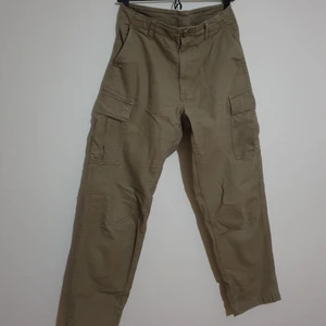 UNIQLO cargo pants size 29 - UNIQLO Cargo byxor storlek 29. Beiga med sidofickor. 