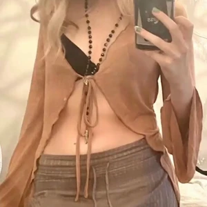 Rosa kofta - volanger - Rosa-beige kofta som går att knyta med ”volanger” Strl S, jag bär oftast S-M och den passar jättebra! Frakten blir 48 kr eller så möts jag upp i Sthockholm. Kontakta om du är intresserad eller har övriga frågor. 