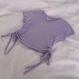Söt topp - Söt lila topp från topshop, tyvärr bara kommit till användning en gång!