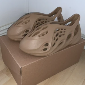 Yeezy FOAMRUNNER Ochre - Cond 10/10 DSWT, bara testade. Storlek US 11, EU 46 men passar 44,5. Säljer pga att de är för små för mig. PM för fler frågor!