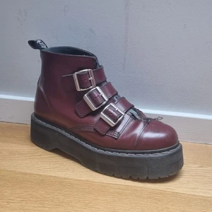 Agyness Deyn for Dr martens 42 - Mäktiga dr martens med tjock sula. Skorna saknar "tunga", se bild 1 och 2. Innermått är 27cm och jag som har storlek 43 i vanliga fall har kunnat bära dem. Var beredd på att de väger en hel del hehe