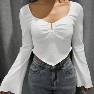 Top storlek M - För liten för min byst, har kupa D skulle säga att den passar för S(kupa B/C)