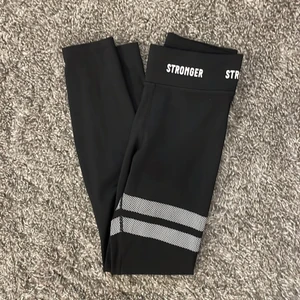 Stronger tights🖤🖤 - Basic svarta träningstights från Stronger🖤säljer även dessa då de aldrig använts, nyskick🖤🖤