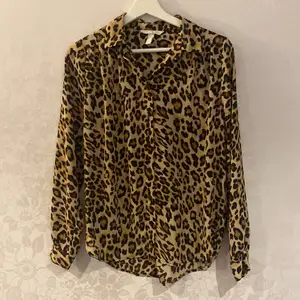 Leopardmönstrad blus ifrån H&M