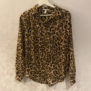 Blus från H&M strl 36 - Leopardmönstrad blus ifrån H&M