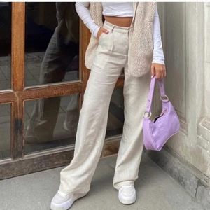 Linnebyxor - Lägger ut igen då köpet inte blev av! Linnebyxor från Nelly. De är i storlek 32 men skulle säga att de är ganska stora i storleken. Bilden är lånad men kan skicka fler egna bilder.💕💕Frakt på 66kr tillkommer (spårbar)!