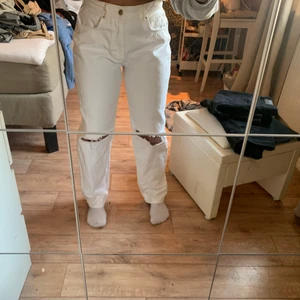 Vita jeans från Gina  - Vita jeans från Gina med hål, säljer på grund av att dessa är för stora på mig nu. Annars väldigt fina. Gratis frakt 