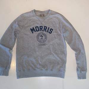 Säljer denna Morris sweatshirt i storlek s för 200kr. Nypris ligger 1000kr, den är knappt använd och är i skick 10/10.