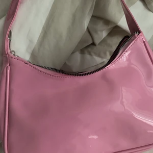 Lack väska - Supersnygg rosa lack väska som är helt ny!