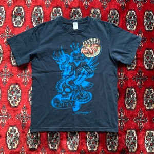 Superfin Ed Hardy T-shirt  - Perfekt Ed Hardy tshirt till sommaren, använd men trycket är fortfarande perfekt!