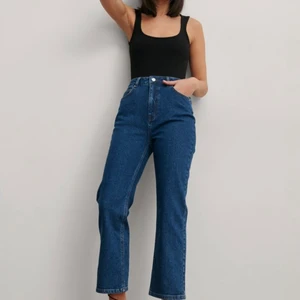 Jeans - Croppade jeans som aldrig är använda🤎